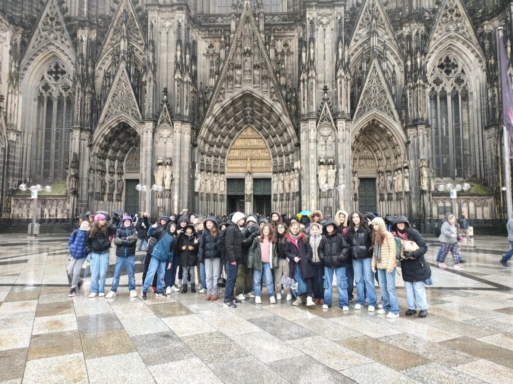 cologne devant la cathédrale